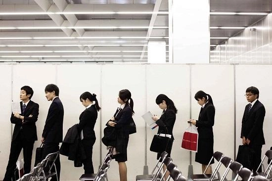 Fresh Graduate Jepang sedang mengantri untuk jobfair