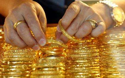 Pelemahan Dolar Karena Euro Dorong Harga Emas Meninggi 