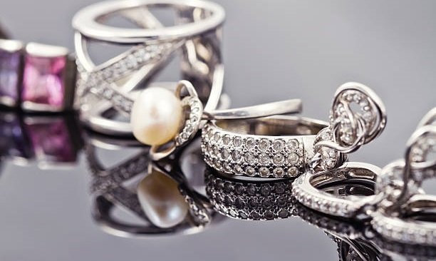 Faktor Yang Mempengaruhi Harga Perak: perhiasan